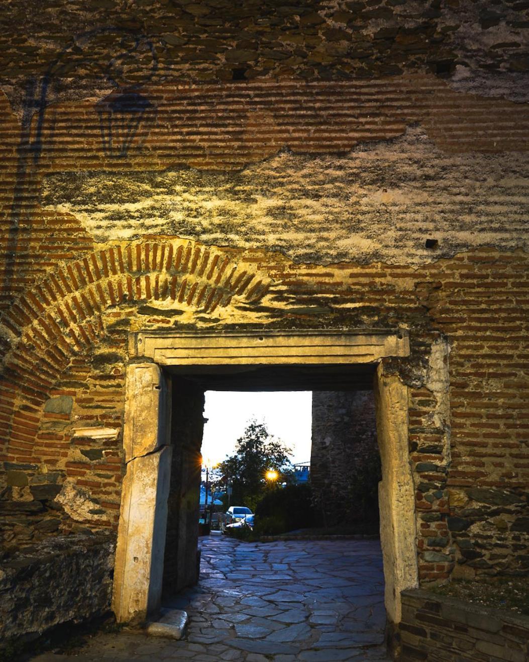 Beyond The Castle Apartment Thessaloniki Exterior photo