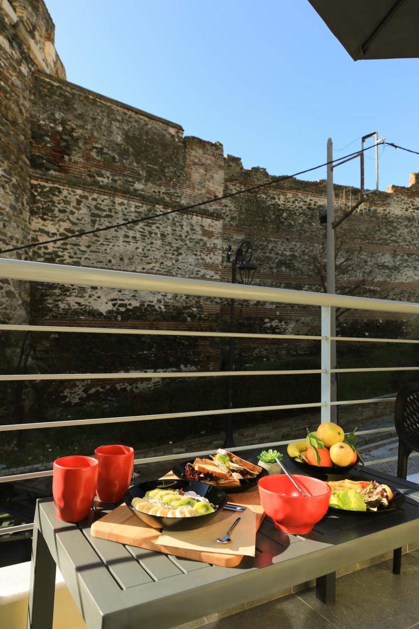 Beyond The Castle Apartment Thessaloniki Exterior photo