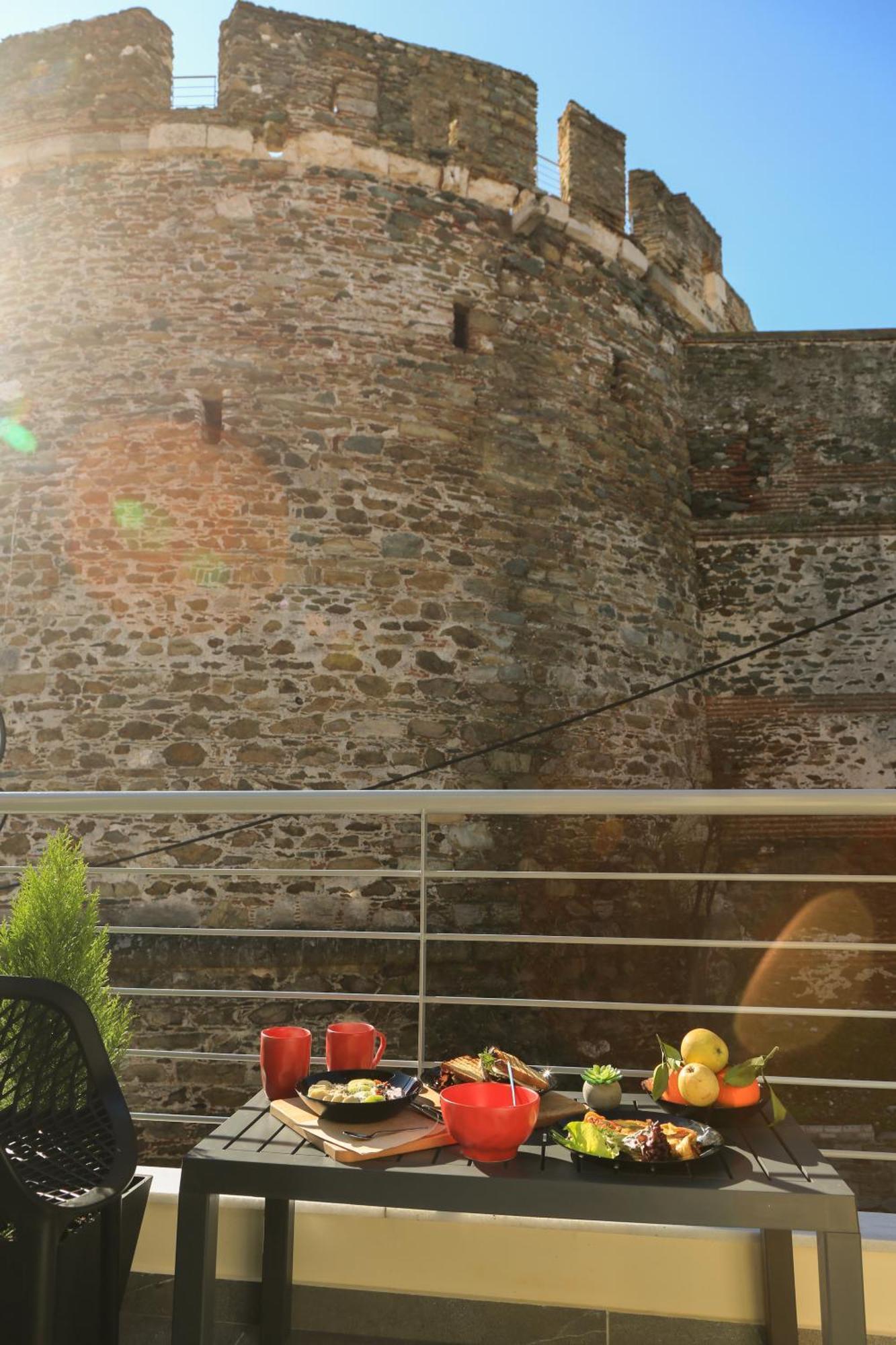 Beyond The Castle Apartment Thessaloniki Exterior photo